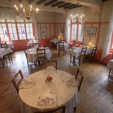 迪讷韦尔酒店 2* 卢德