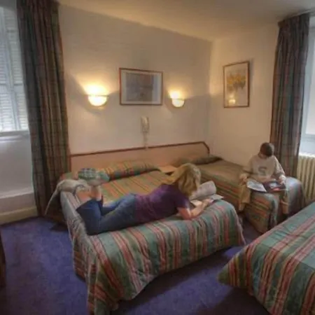 Hotel De Nevers 2*