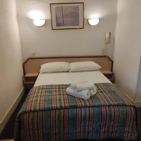 迪讷韦尔酒店 2* 卢德